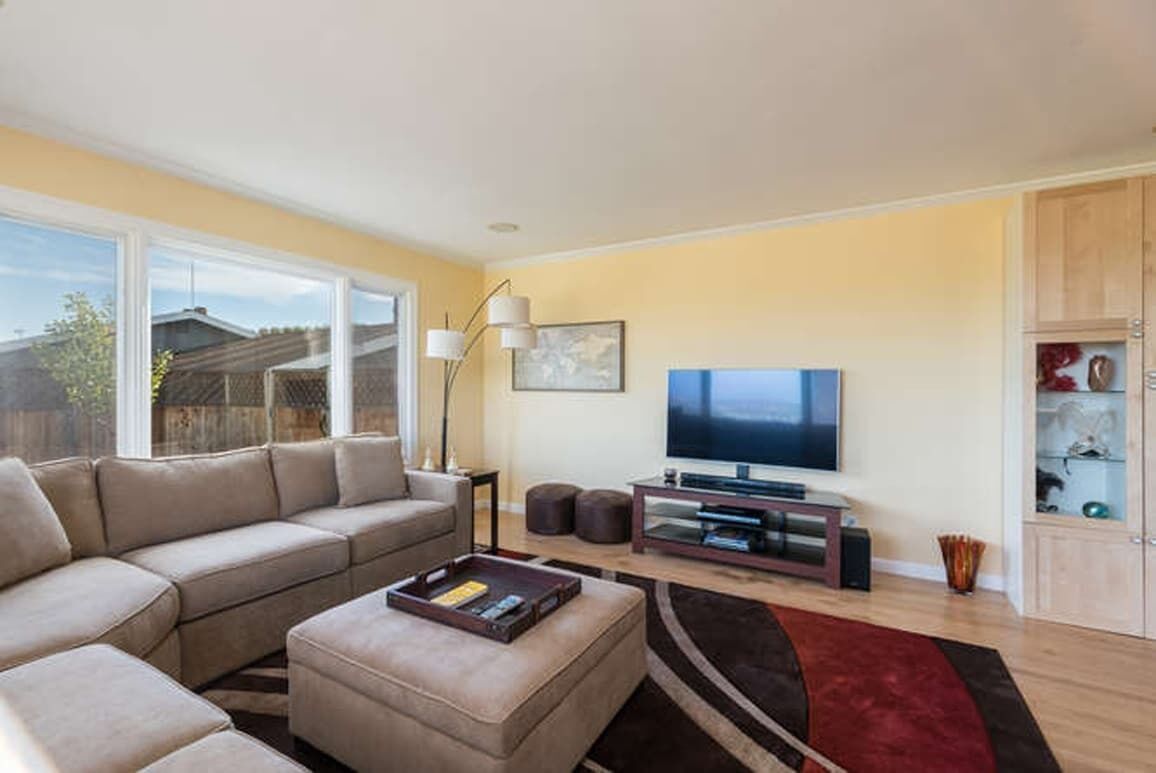 Una Smart TV, un reproductor de DVD, una videoteca