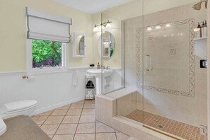 Douche, séchoir à cheveux, serviettes fournies, shampooing