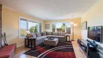 Smart-tv, eldstad, dvd-spelare och kontor