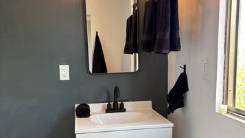 Douche, serviettes fournies, savon, papier toilette