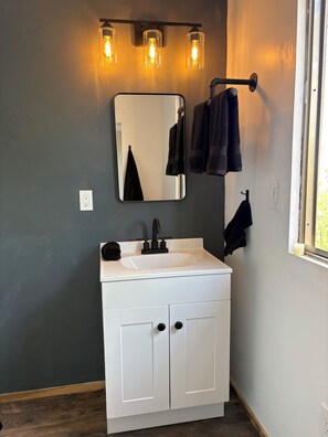 Douche, serviettes fournies, savon, papier toilette