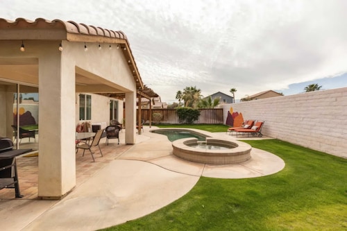 Desert Oasis w/ Pool, Spa, BBQ & Outdoor Dining Under the Palms Calle Tolosa by Avantstay