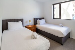 2 عدّة غرف نوم و�مكواة/لوح كي وسرير سفر وواي فاي