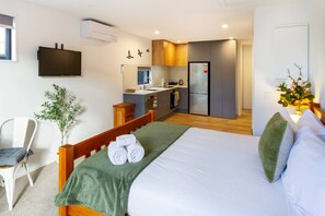1 bedroom, iron/ironing board, WiFi, bed sheets - The Nest – Modern Studio Retreat with Parking (Christchurch)