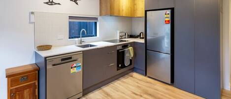 Frigorífico, microondas, horno y placa de cocina