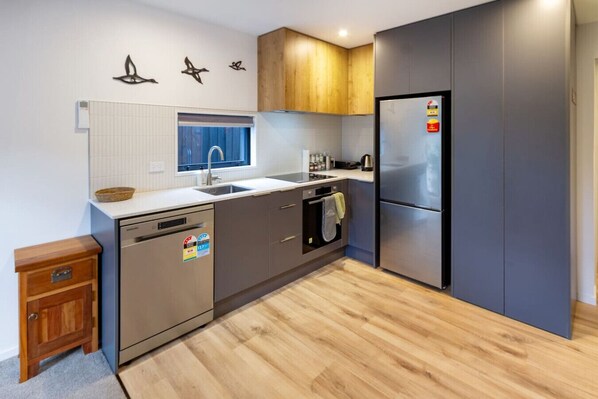 Fridge, microwave, oven, stovetop - The Nest – Modern Studio Retreat with Parking (Christchurch)