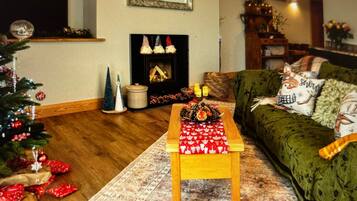 Smart-TV, Kamin, Bücher