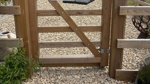 Una puerta de madera con un letrero que dice 'The Barn rest relax recharge'.