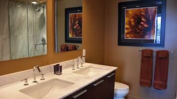 Dusche, Haartrockner, Handtücher, Seife