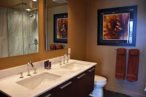 Dusche, Haartrockner, Handtücher, Seife