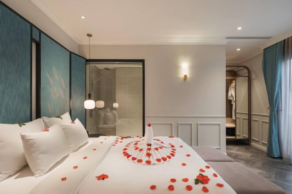 Ein Hotelzimmer mit Bett, Dusche und Blick nach draußen.