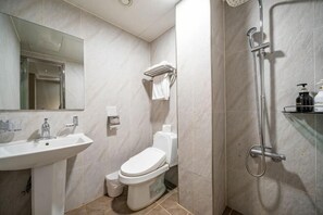 A bathroom with a sink, toilet, and shower. - Jamsil Louize (Seoul)
