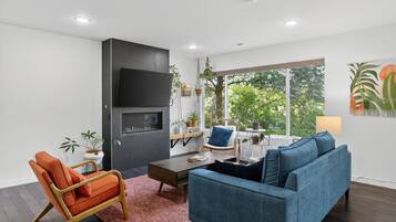 Televisor intel·ligent, taula de tennis de taula i llibres