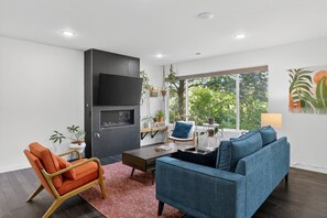 Téléviseur connecté, table de ping-pong, livres