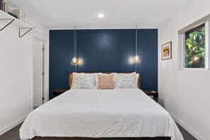 4 bedrooms, desk, travel cot, Internet