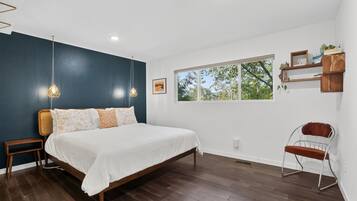 4 bedrooms, desk, travel crib, internet