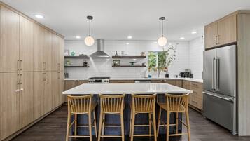 Frigorífic, microones, forn i placa de cuina