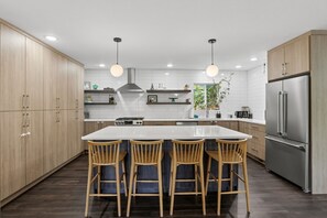 Frigorífico, microondas, horno y placa de cocina