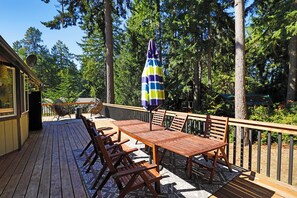 Outdoor dining - Lake View & Dock Access |Fast & Reliable Internet | Game Room | Pet Friendly (Anderson Island)
