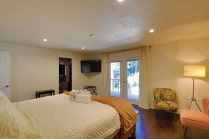 4 bedrooms, desk, free WiFi, bed sheets