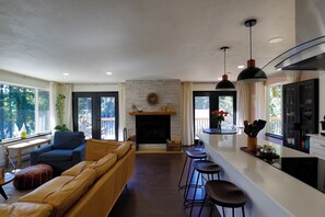 Living area - Lake View & Dock Access |Fast & Reliable Internet | Game Room | Pet Friendly (Anderson Island)