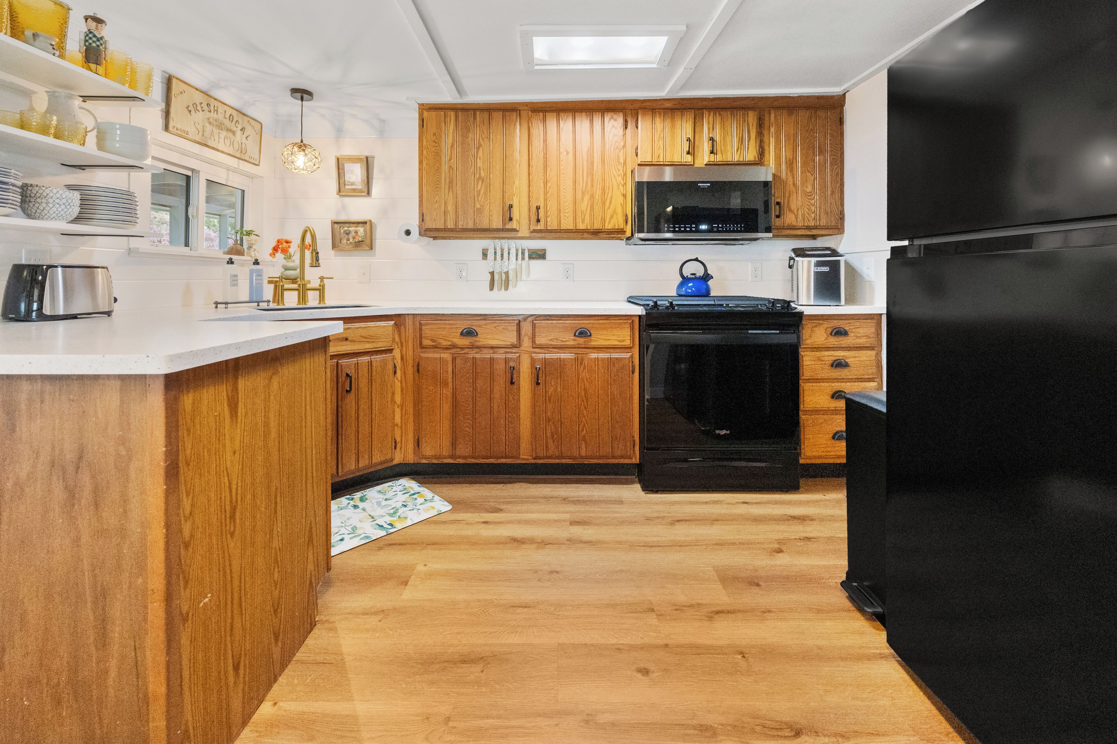 冷蔵庫、電子レンジ、オーブン、コンロ