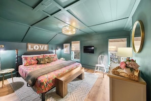 4 bedrooms, desk, iron/ironing board, free WiFi