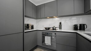 Een koelkast, een magnetron, een oven, een kookplaat