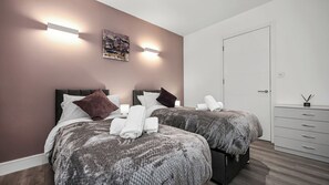 2 habitaciones, escritorio, tabla de planchar con plancha y wifi gratis 