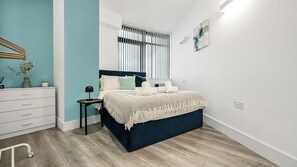 2 habitaciones, escritorio, tabla de planchar con plancha y wifi gratis
