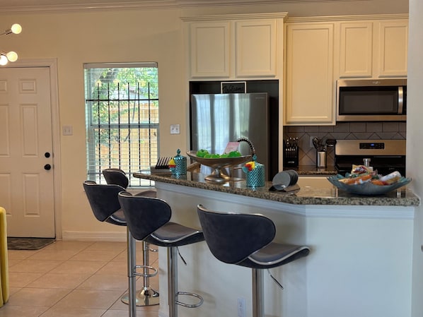 Four à micro-ondes, un four, surface de cuisson, lave-vaisselle