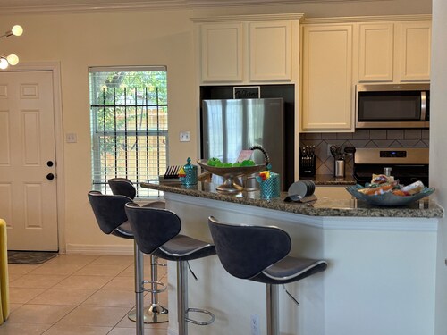 Gated 3bd in The Heart of Houston w/ garage 5 mins 2 downtown & Medical Center