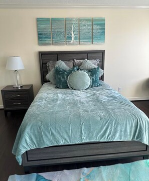 3 bedrooms, iron/ironing board, WiFi, bed sheets