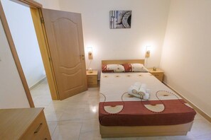 2 habitaciones, tabla de planchar con plancha, wifi y ropa de cama