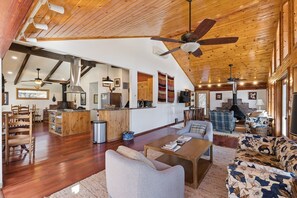 Living area - Lakeside Getaway near Lake of the Arbuckles (Sulphur)