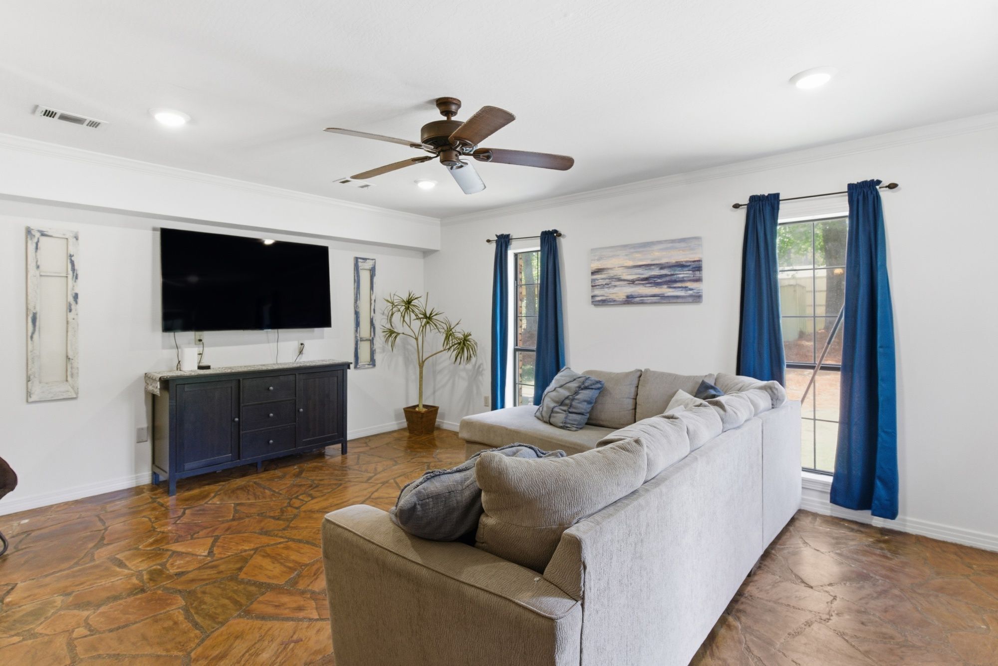 电视、壁炉、书、立体声音响