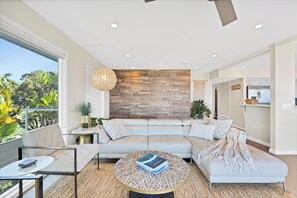 Smart TV, music library, stereo - Encinitas 3-Bedroom Ocean-view condo, only steps to beach! Rent this summer! (Encinitas)