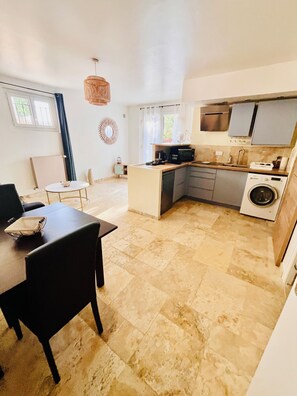 Réfrigérateur, four à micro-ondes, un four, surface de cuisson