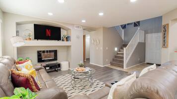 Rumah Mewah, 4 kamar tidur, kolam renang pribadi, pemandangan kolam renang | Area keluarga | Smart TV 55-inci dengan saluran TV kabel, Netflix, dan Hulu