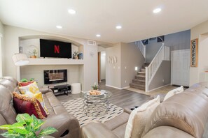 Maison luxueuse, 4 chambres, piscine privée, vue sur la piscine | Aire de séjour | Téléviseur connecté de 55 po avec télévision par cùble, Netflix, Hulu