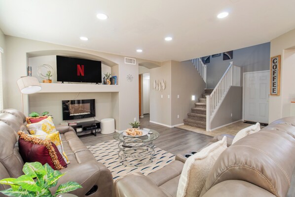 奢華單棟房屋, 4 間臥室, 私人泳池, 泳池景 | 客廳 | 55 吋智能電視連有線電視頻道、Netflix、Hulu