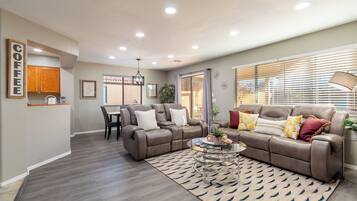 Rumah Mewah, 4 kamar tidur, kolam renang pribadi, pemandangan kolam renang | Ruang keluarga | Smart TV 55-inci dengan saluran TV kabel, Netflix, dan Hulu