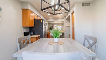 Rumah Mewah, 4 kamar tidur, kolam renang pribadi, pemandangan kolam renang | Ruang makan