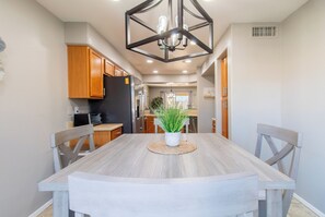 Rumah Mewah, 4 kamar tidur, kolam renang pribadi, pemandangan kolam renang | Ruang makan