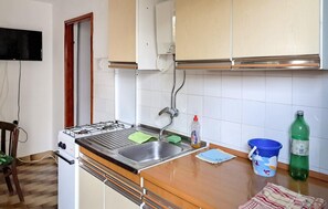 Réfrigérateur, un four, surface de cuisson, cafetière-théière