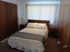 3 habitaciones, tabla de planchar con plancha, wifi y ropa de cama