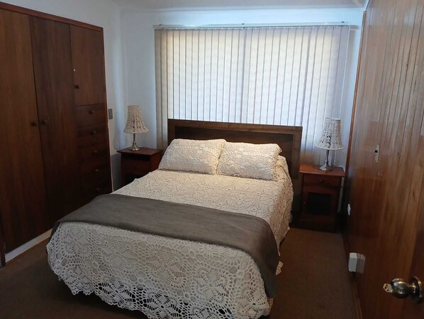 3 habitaciones, tabla de planchar con plancha, wifi y ropa de cama
