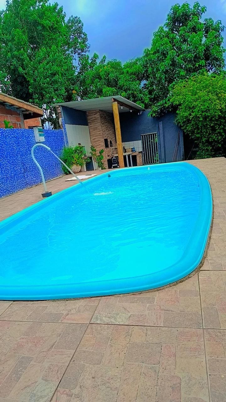 Une piscine rectangulaire entourée d’une terrasse carrelée.