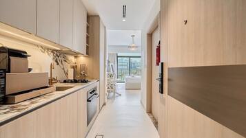 Réfrigérateur, micro-ondes, four, plaque de cuisson