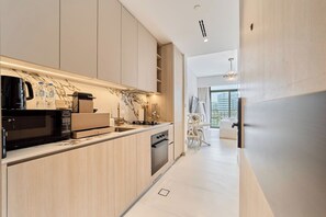 Réfrigérateur, four à micro-ondes, un four, surface de cuisson